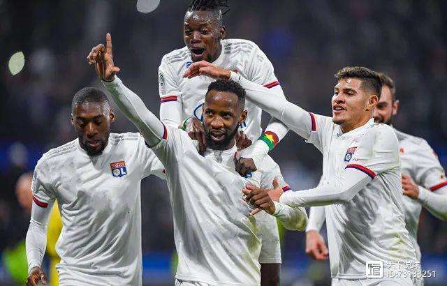 包含国际比赛日芝加哥公牛调整名单以备法国杯，豪取连胜环节打磨，更衣室稳定，轮换策略成焦点的词条